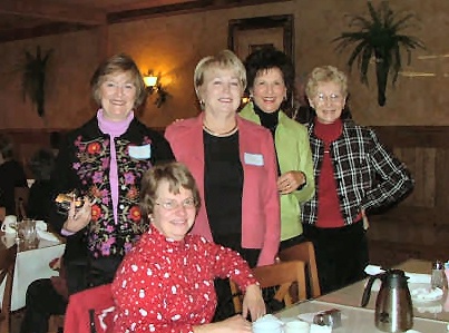 Rochelle Skinner Oms, Becky Caufield Peloff (seated), Carolyn Galligan Kirchdorfer, Joan Oeffinger Smith, Mary Jane Elmer